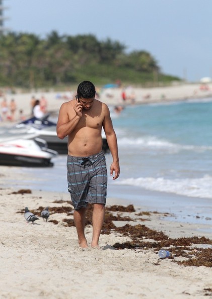 wilmer-valderrama-shirtless-2