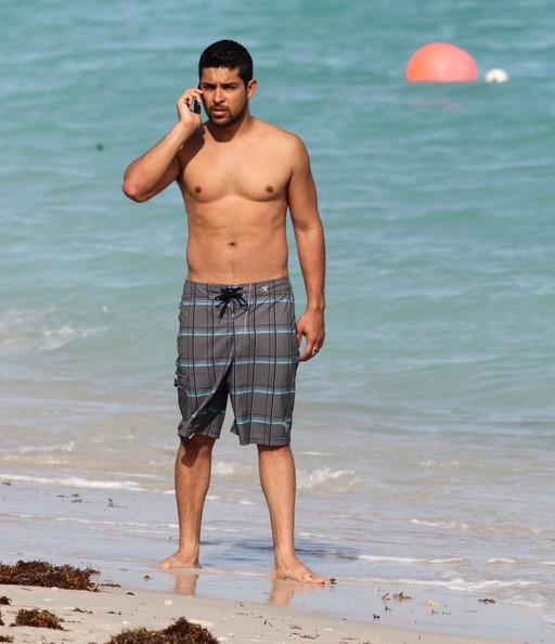 wilmer-valderrama-shirtless-4